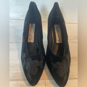 Diane Von Furstenberg DVF black flowered heels. 7.5 Man made materials Taiwan